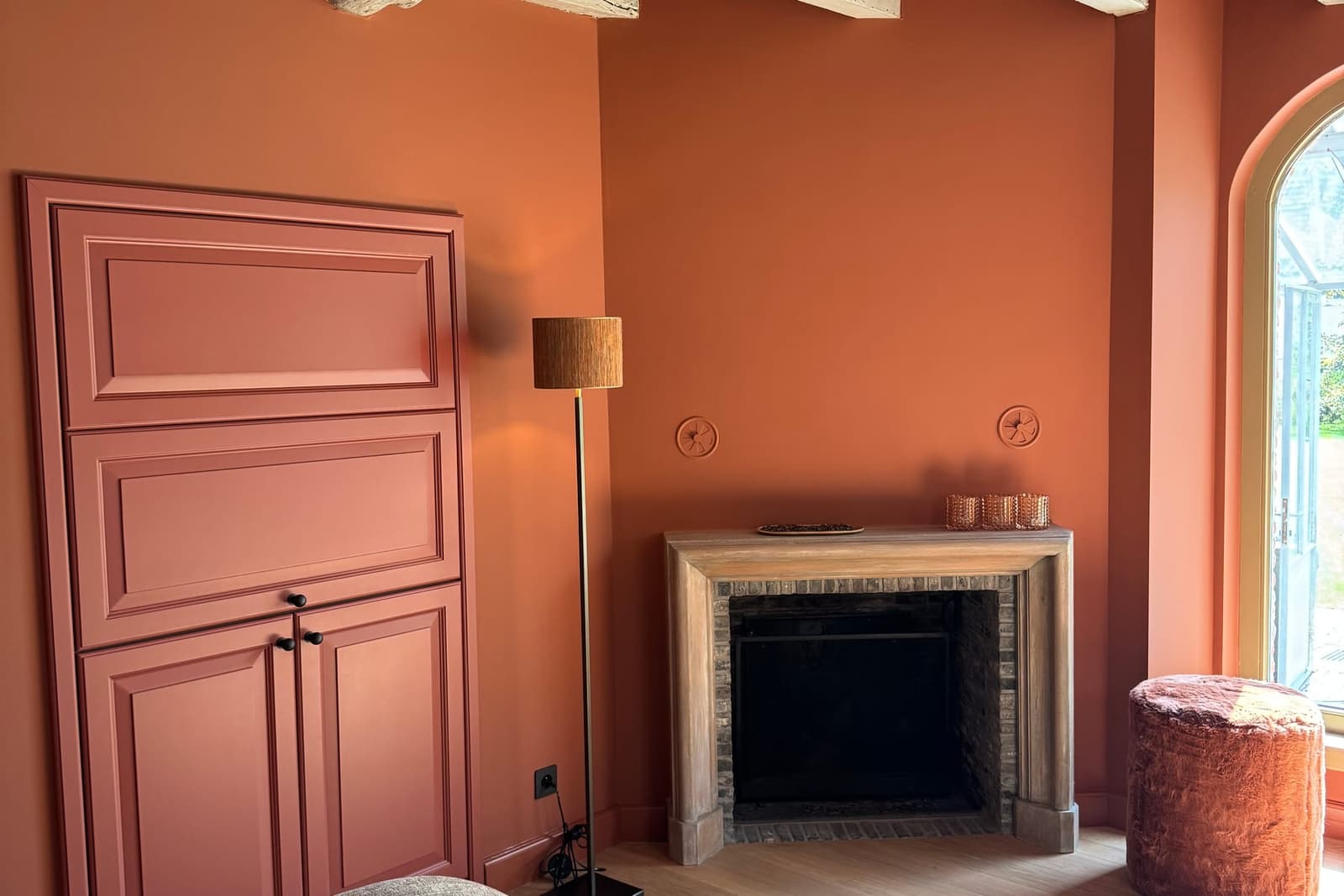 A Warm, Dark Living Room Under €1,500